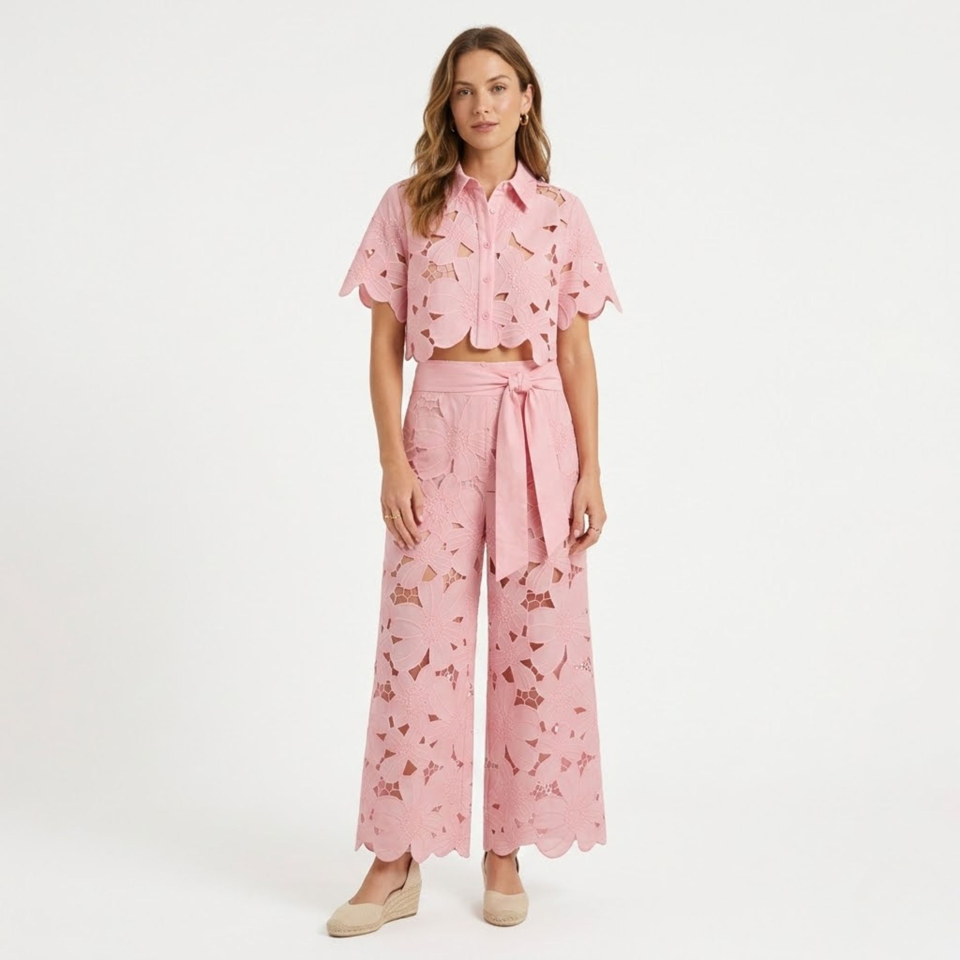 Lucía | Conjunto de Dos Piezas con Top Corto de Encaje y Pantalones Anchos para Mujer 1