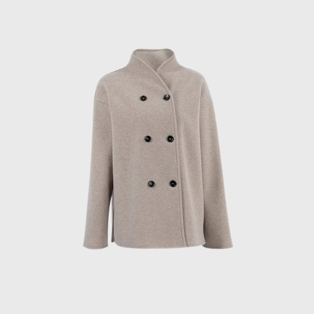 Detalle del cierre cruzado y los botones oscuros del abrigo de paño para mujer