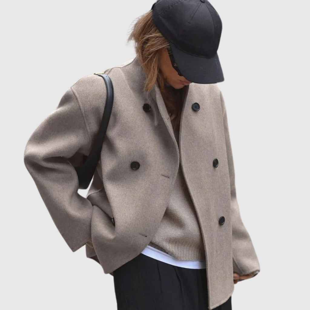 Abrigo de mujer estilo smart casual combinado con pantalón de vestir