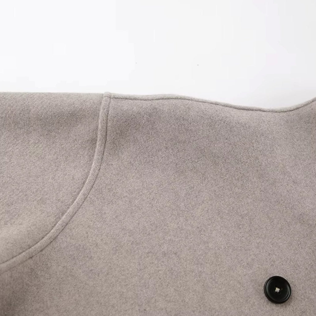 Abrigo marrón de invierno combinado con vaqueros para un look informal