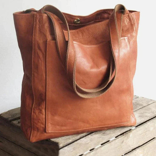 Bolso Adara de cuero sintético para mujer en color negro sobre fondo neutro