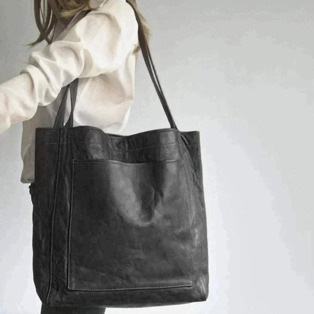 Bolso Adara con asa superior sostenido en la mano