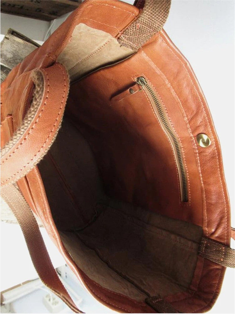 Bolso Adara llevado al hombro con correa ajustable