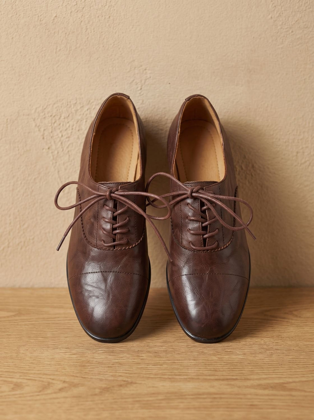 Zapatos oxford de piel combinados con falda midi