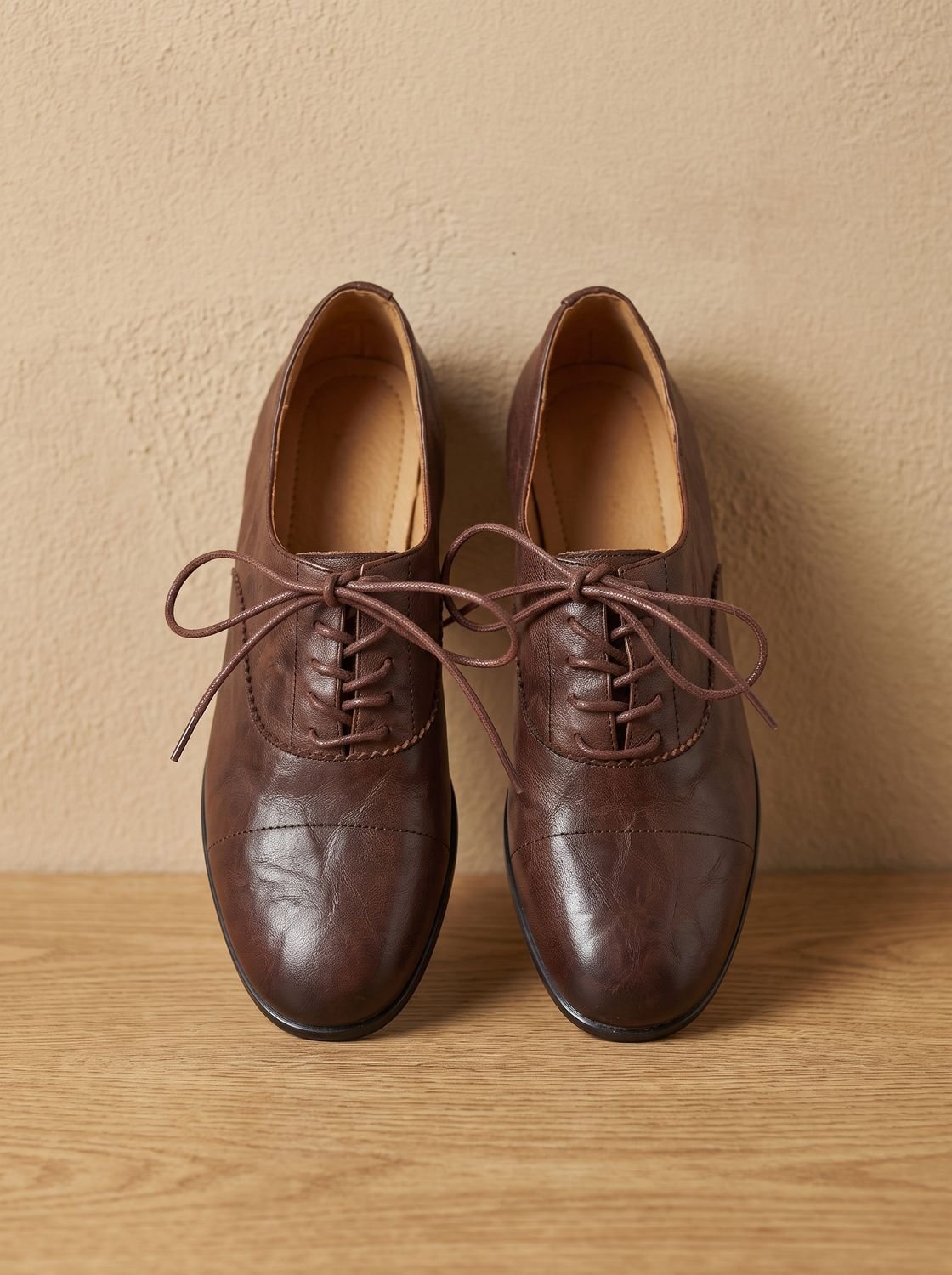 Zapatos oxford de piel combinados con falda midi