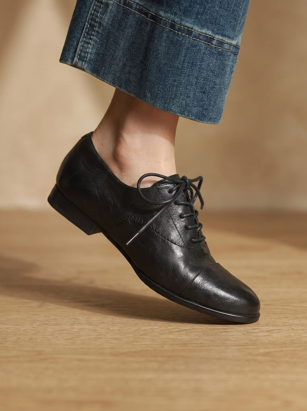 Zapatos oxford de piel negros mostrados en pareja