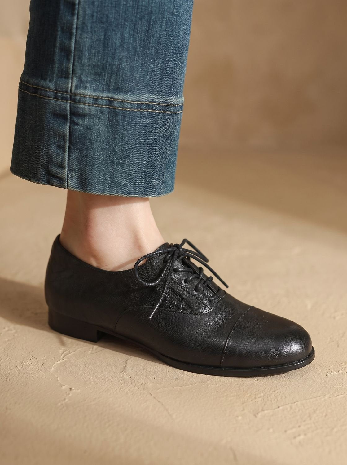 Detalle de la costura y el acabado en piel de los zapatos oxford