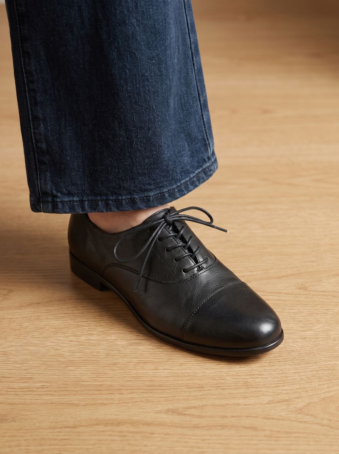Zapatos oxford planos combinados con blazer para look formal