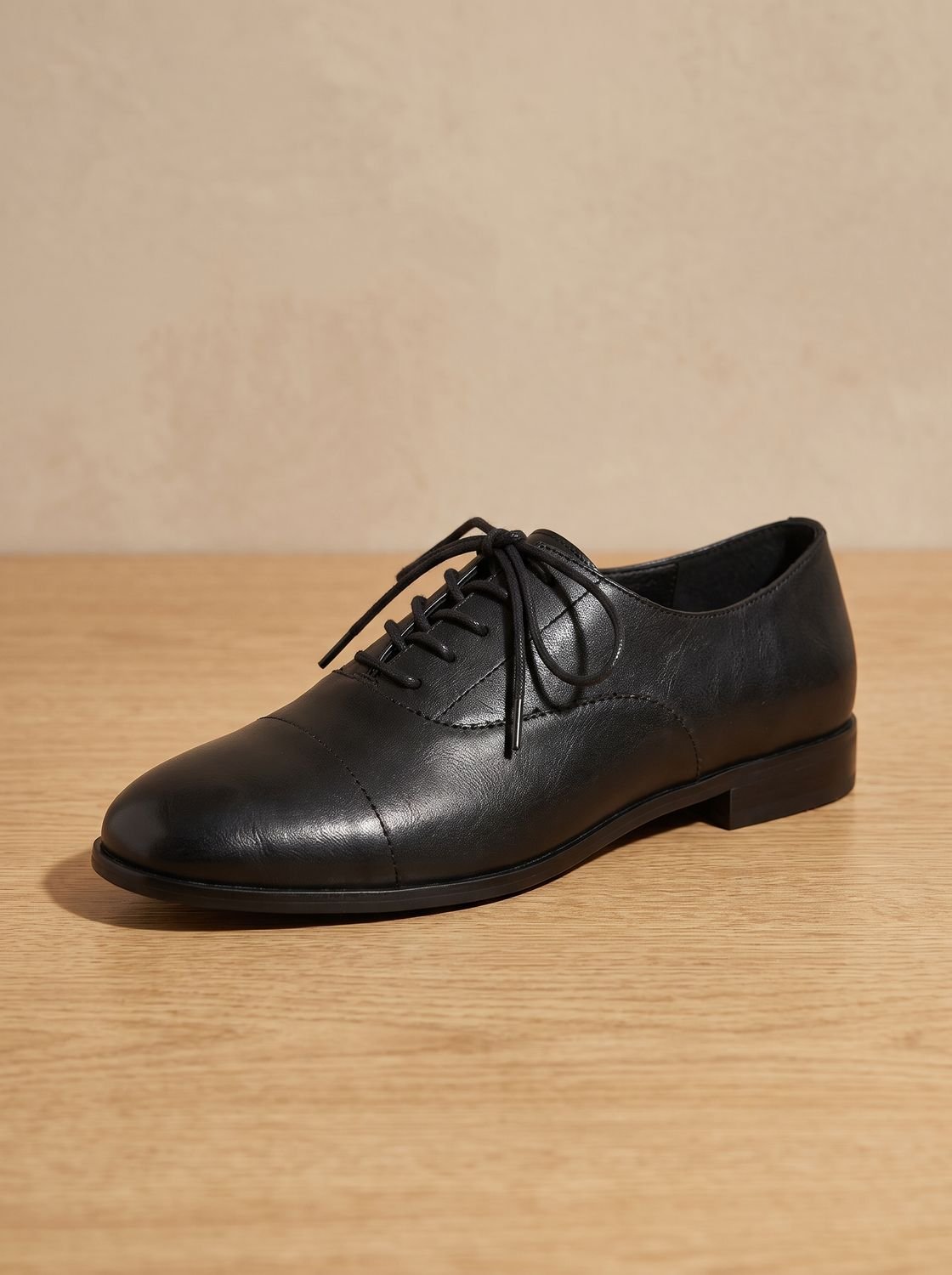 Vista frontal de los zapatos oxford de piel con cordones