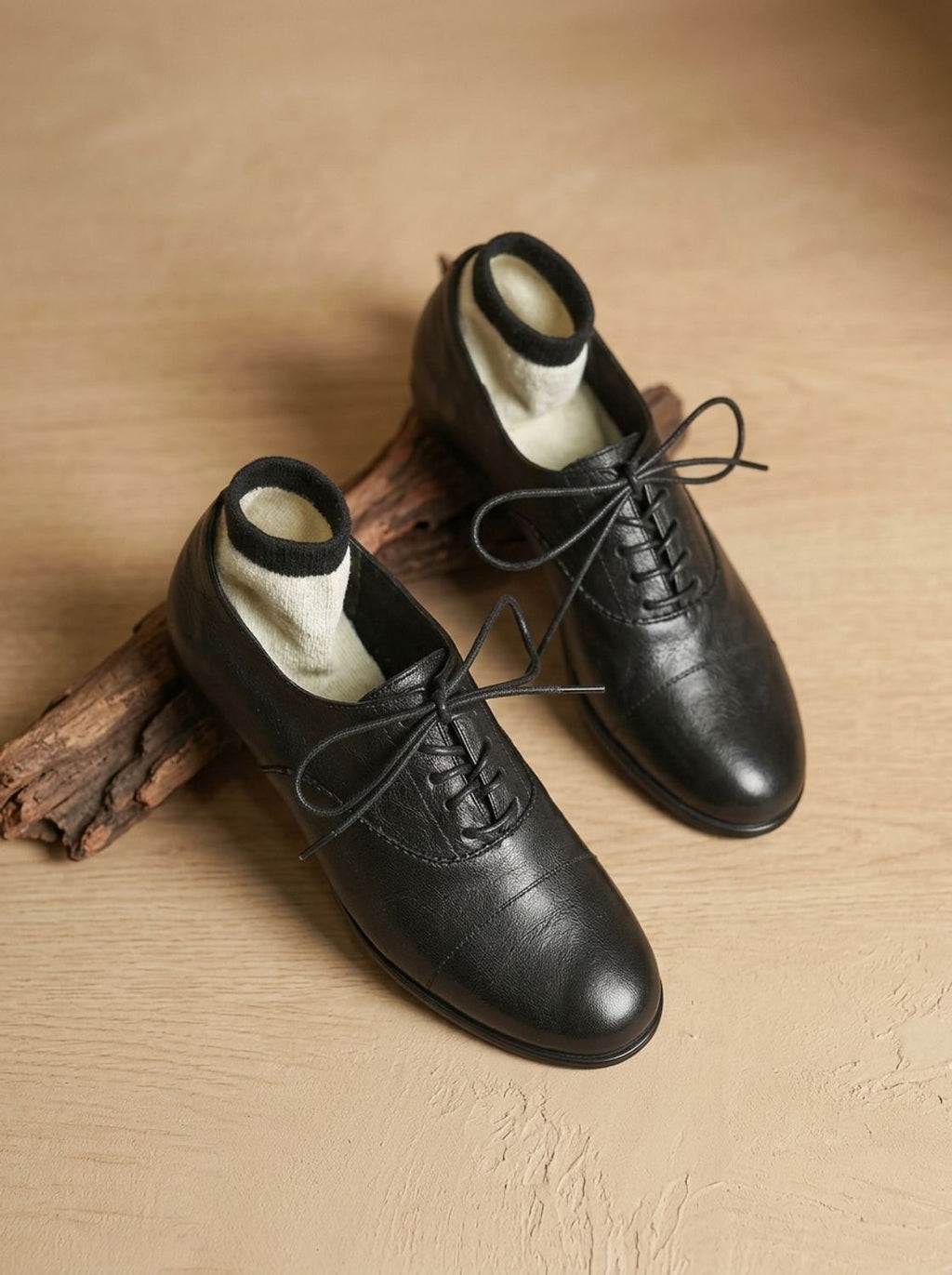 Primer plano del tacón bajo de los zapatos oxford de piel
