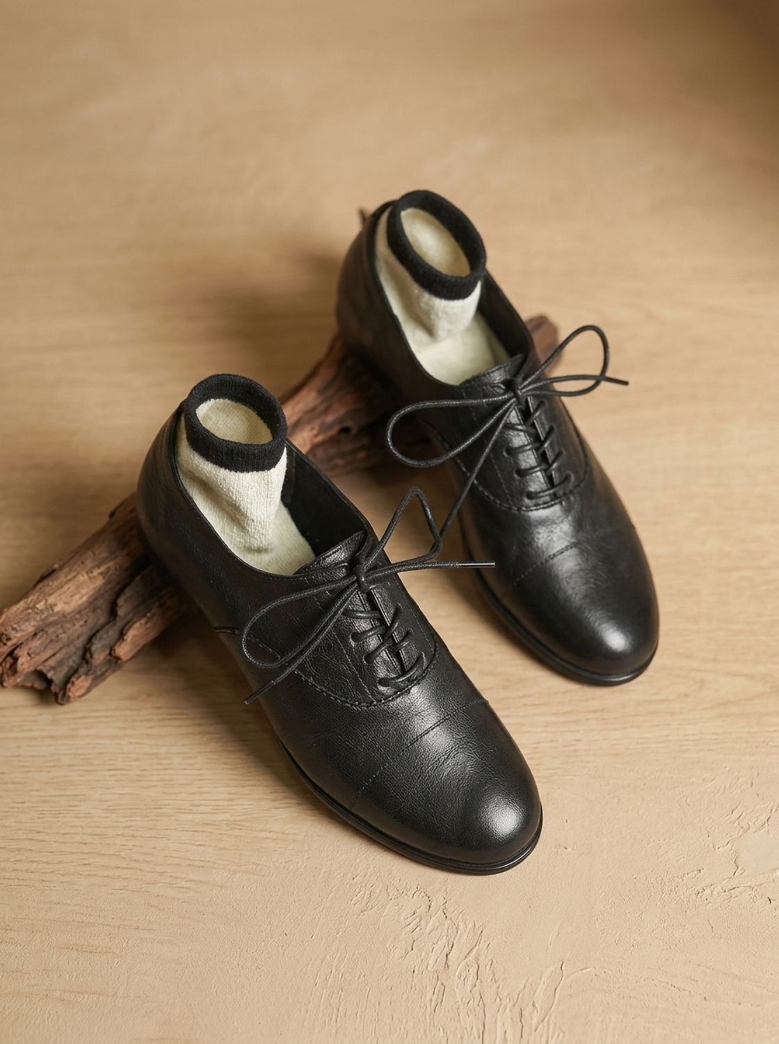 Primer plano del tacón bajo de los zapatos oxford de piel