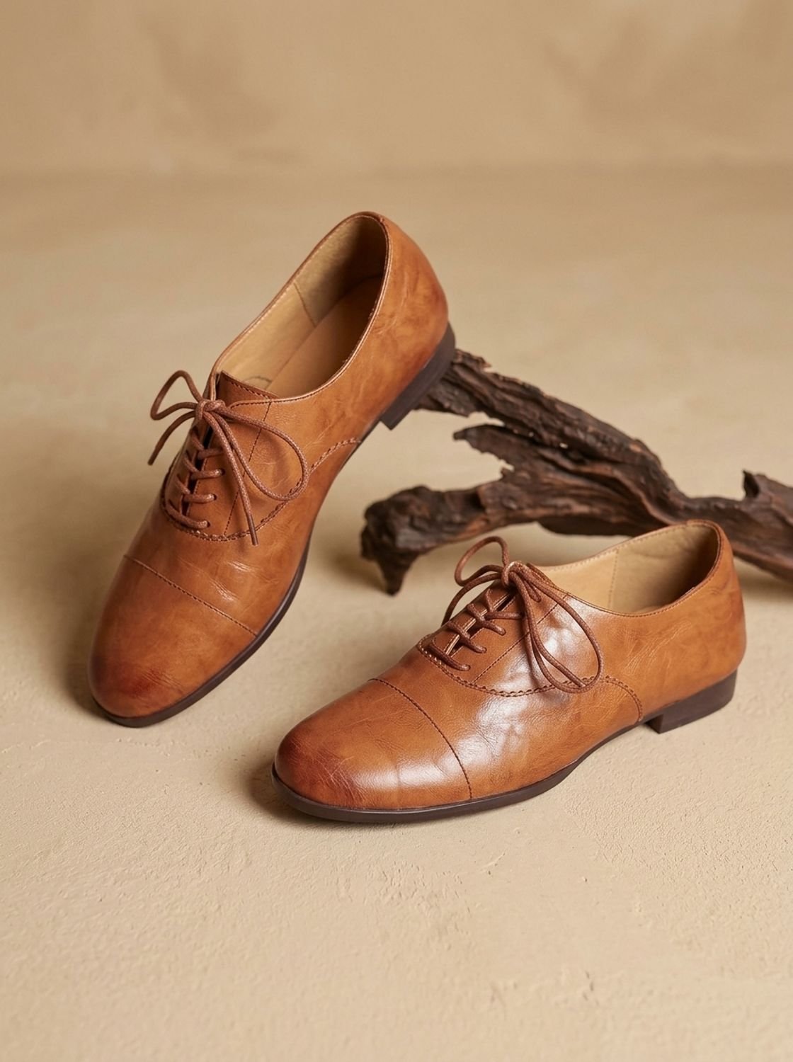 Zapatos oxford color marrón combinados con look casual