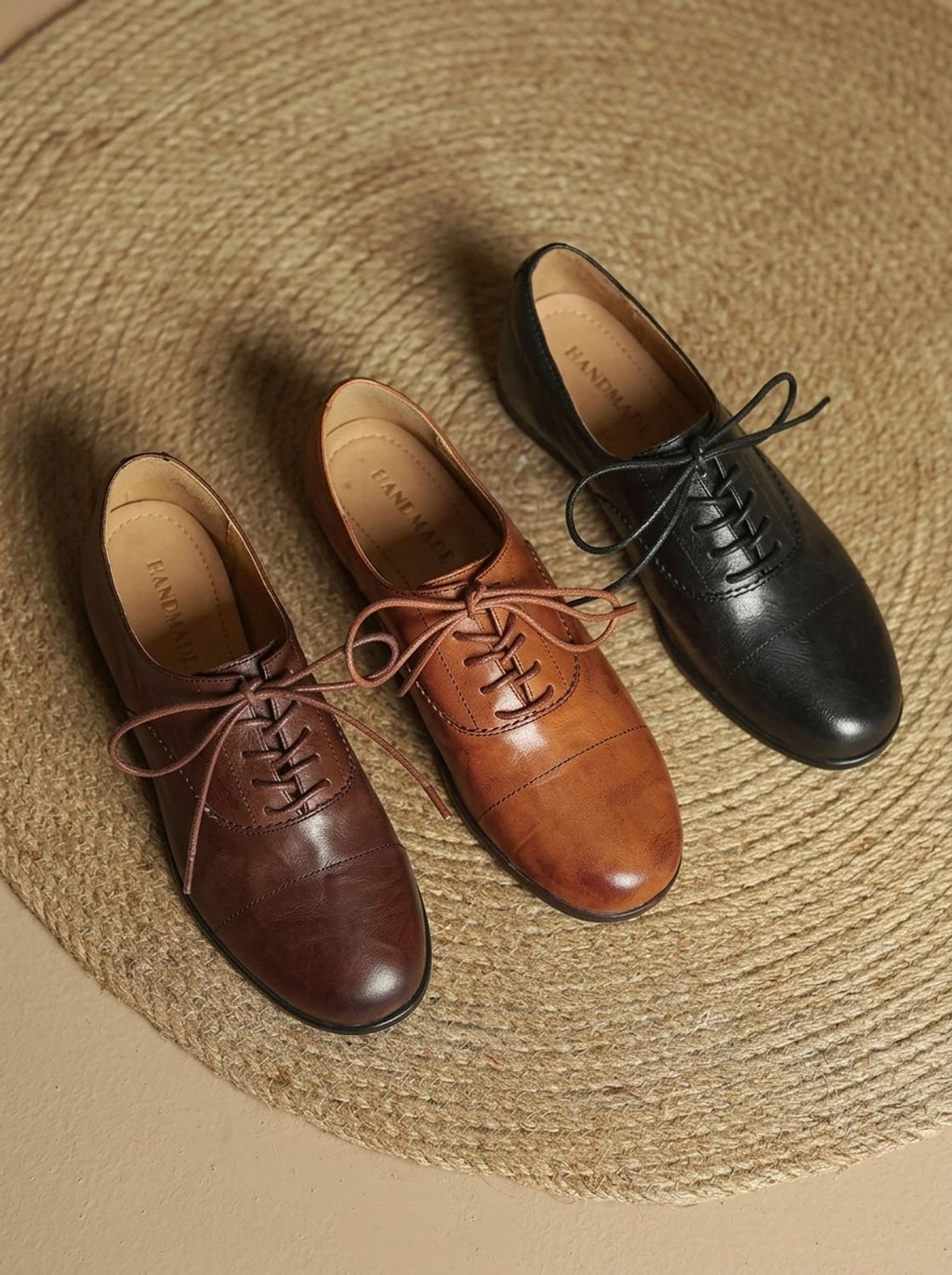 Detalle de los cordones y el cierre ajustable de los zapatos oxford