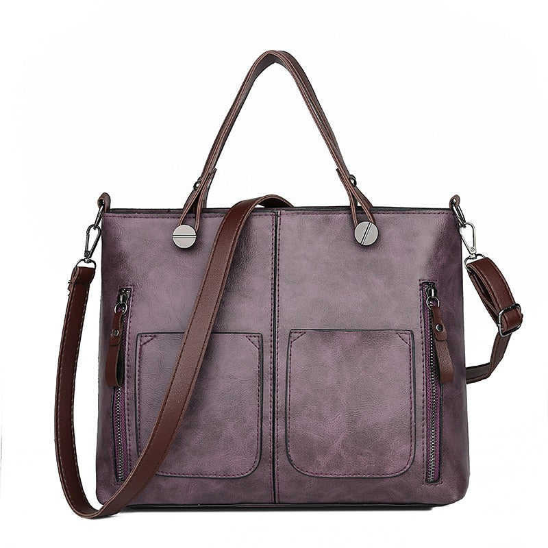 Bolso Adelina en tamaño real, 28x32x12 cm, sobre fondo neutro
