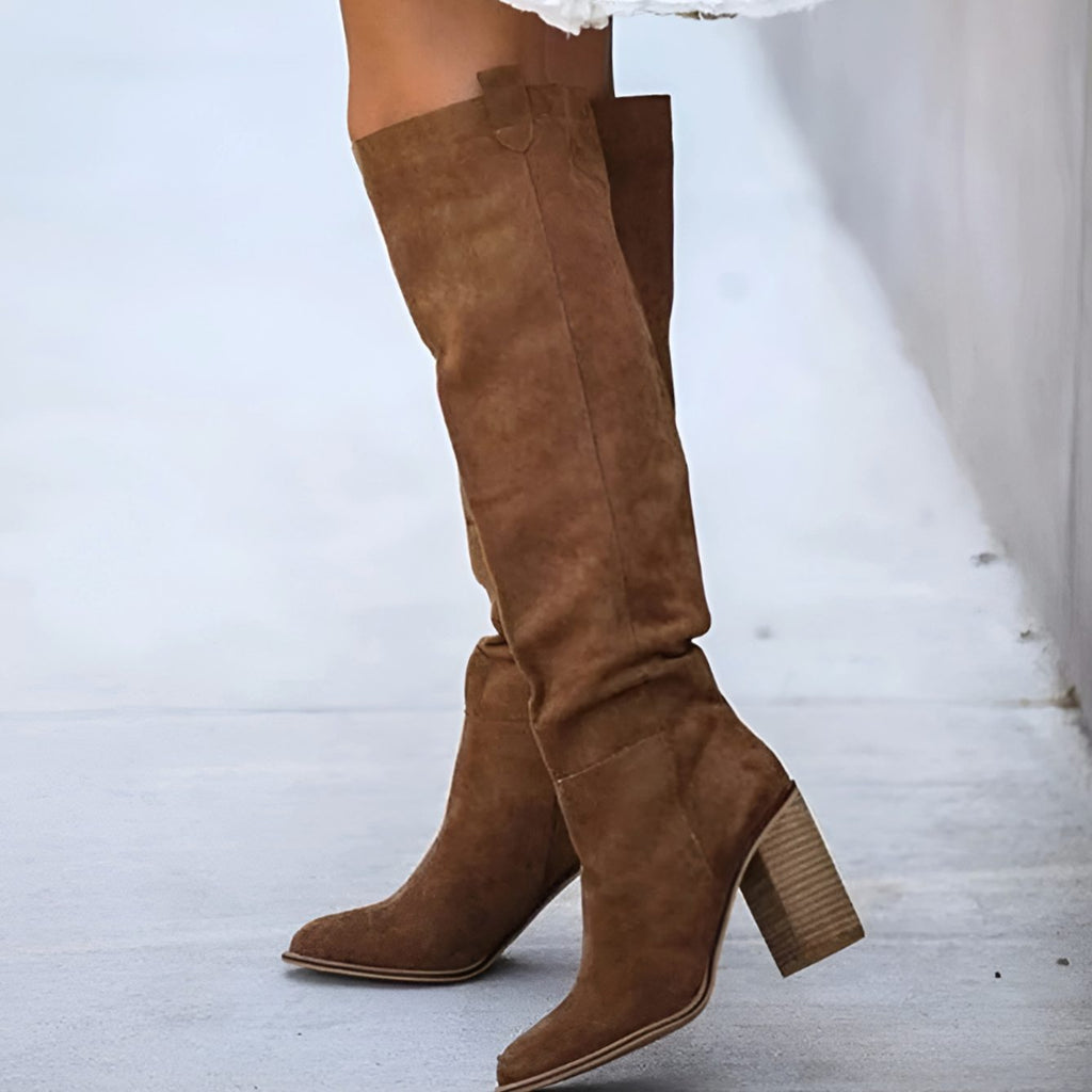 Textura de ante de las botas altas de mujer
