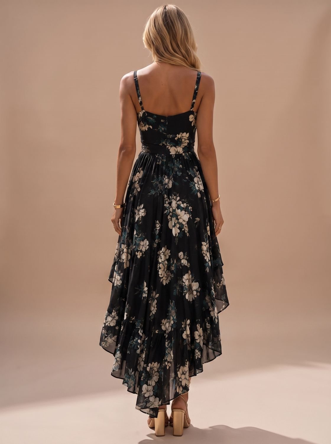 Detalle del estampado floral negro y tirantes ajustables del vestido maxi