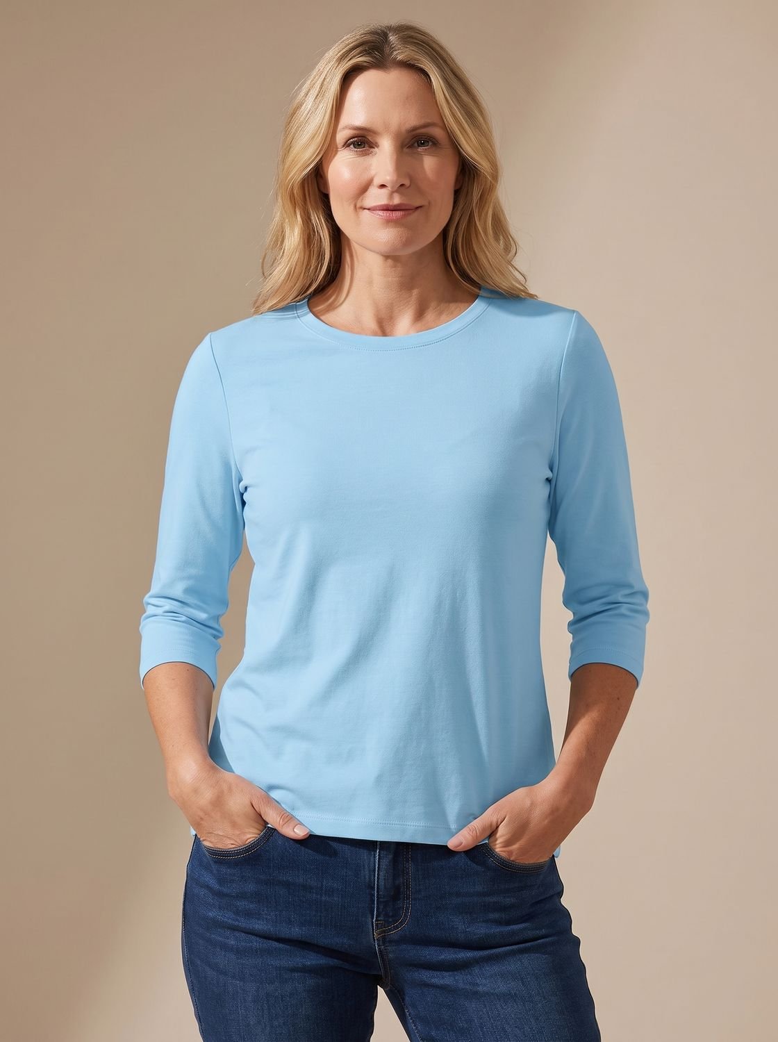 Mujer con camiseta lisa de manga 3/4 y cuello redondo