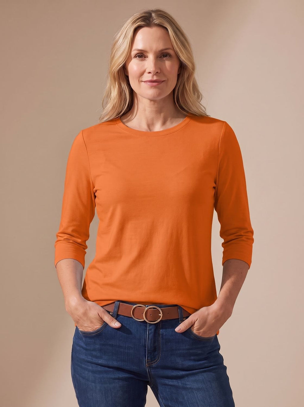 Vista lateral de la camiseta lisa de manga 3/4