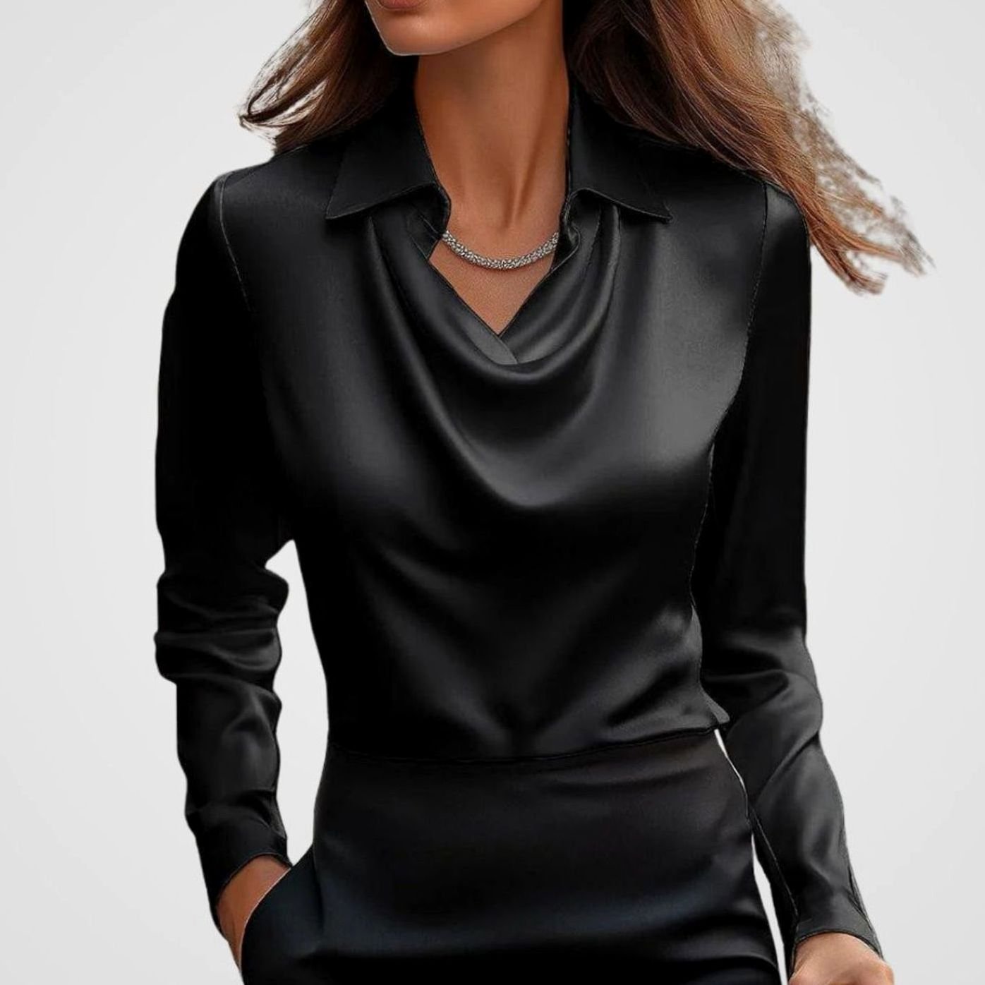 Blusa verde de satén combinada con pantalón de vestir