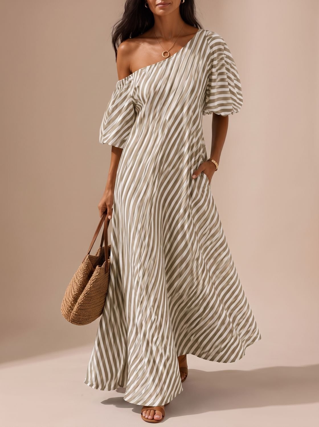 Vista completa del vestido maxi fluido con estampado de rayas