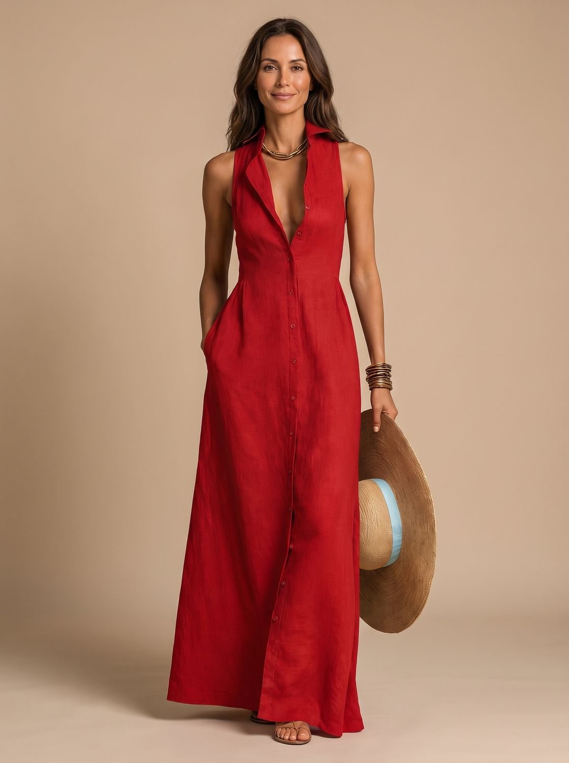 Mujer con vestido maxi boho de lino sin mangas y botones en la playa
