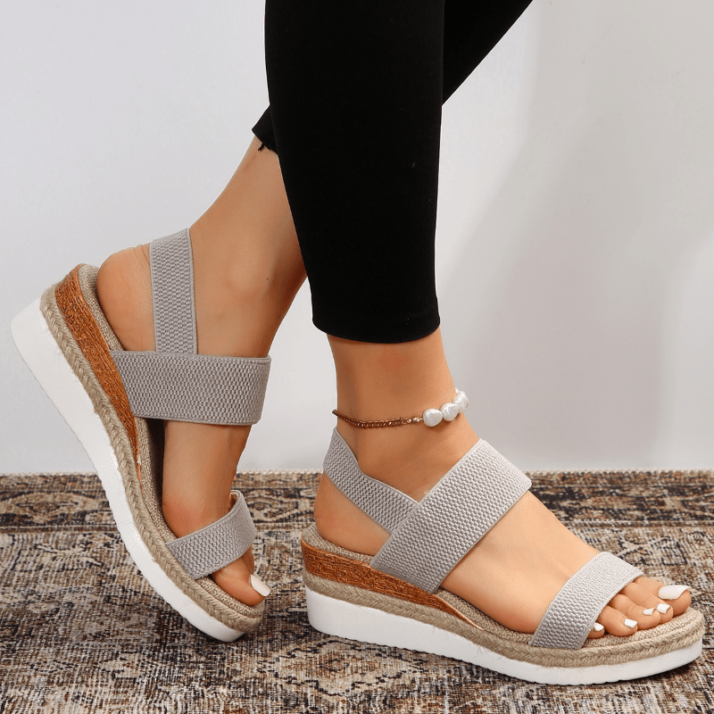 Sandalias Aloria en color marrón con acabado texturizado