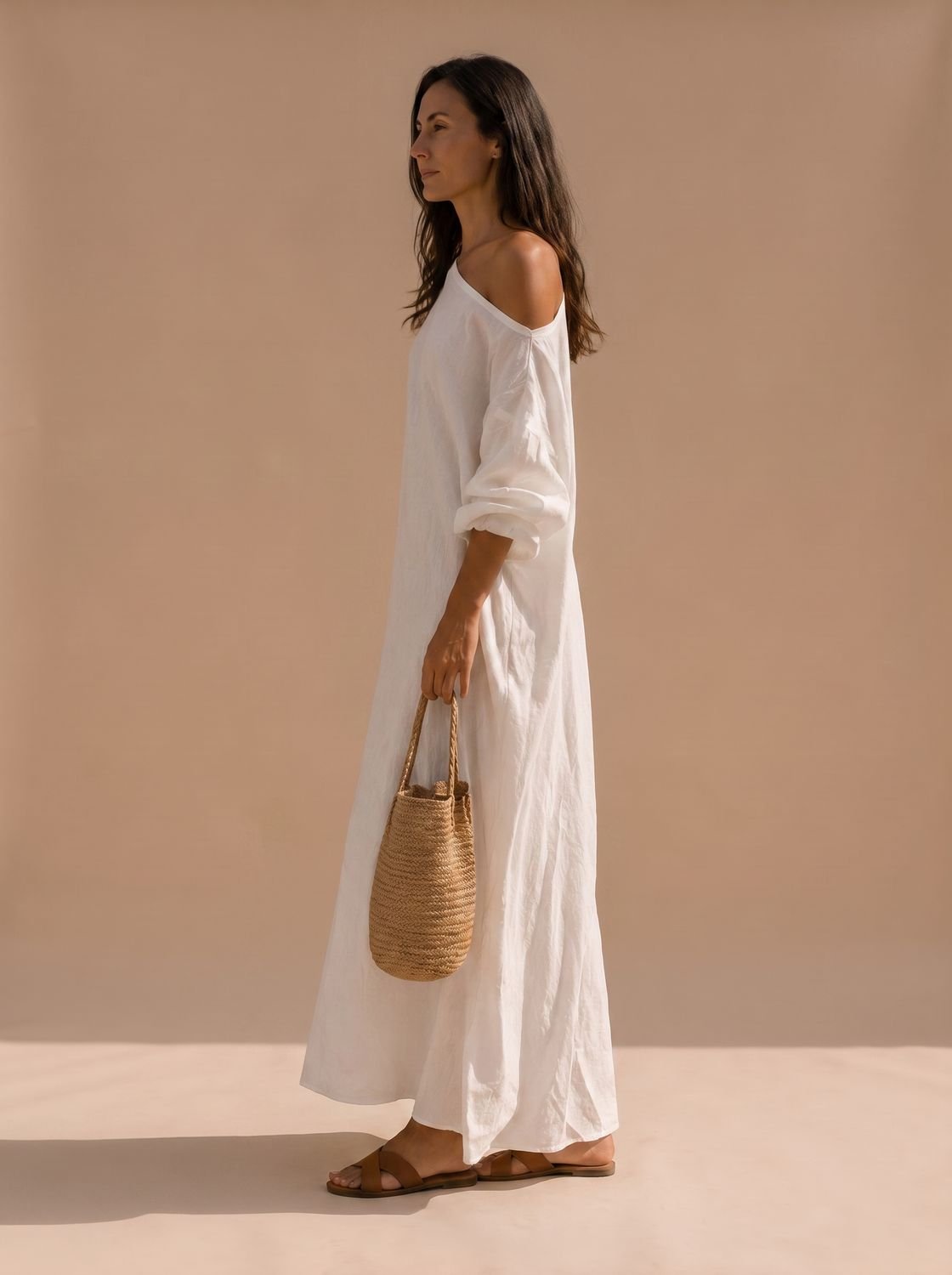 Detalle del escote asimétrico de un hombro del vestido maxi boho