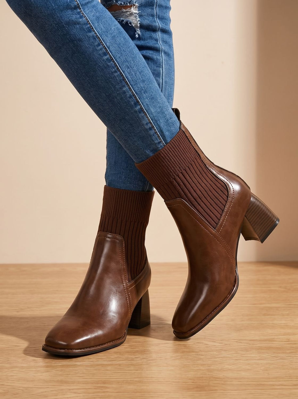 Botines AMELINDA de mujer con caña de punto y tacón de bloque en color negro