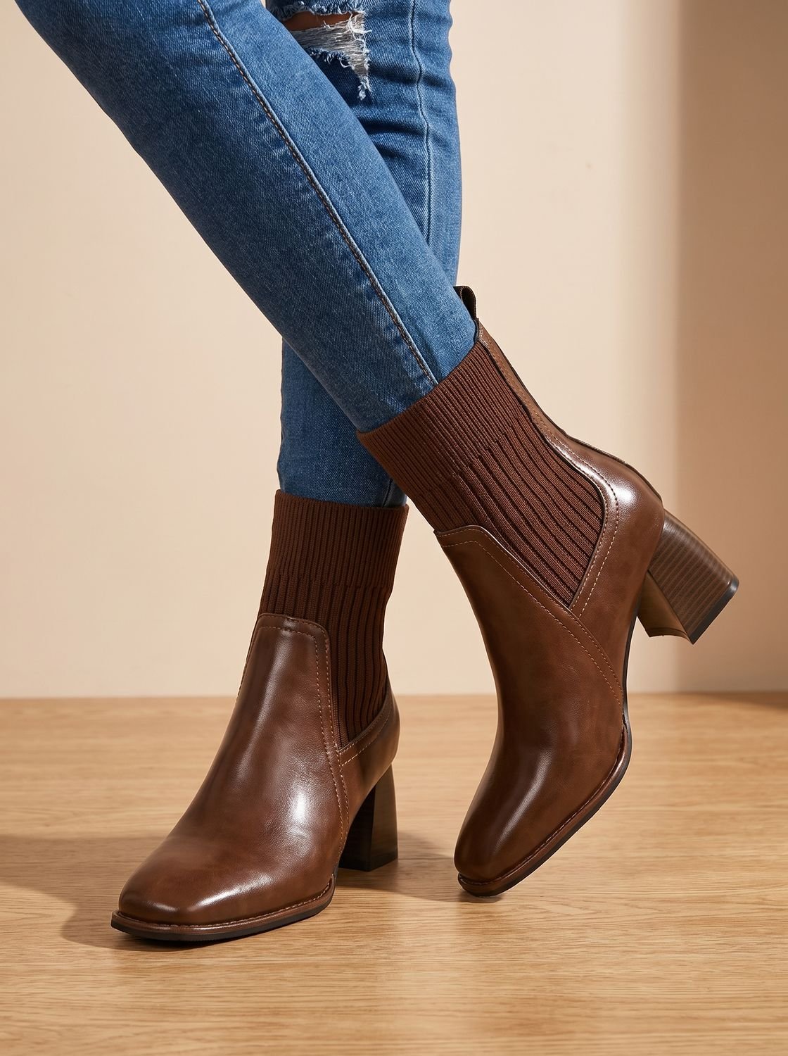 Botines AMELINDA de mujer con caña de punto y tacón de bloque en color negro
