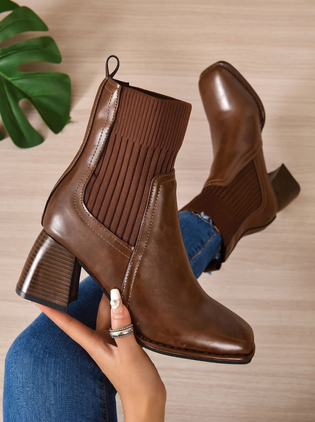 Vista lateral de botines tobilleros sin cordones con tacón grueso