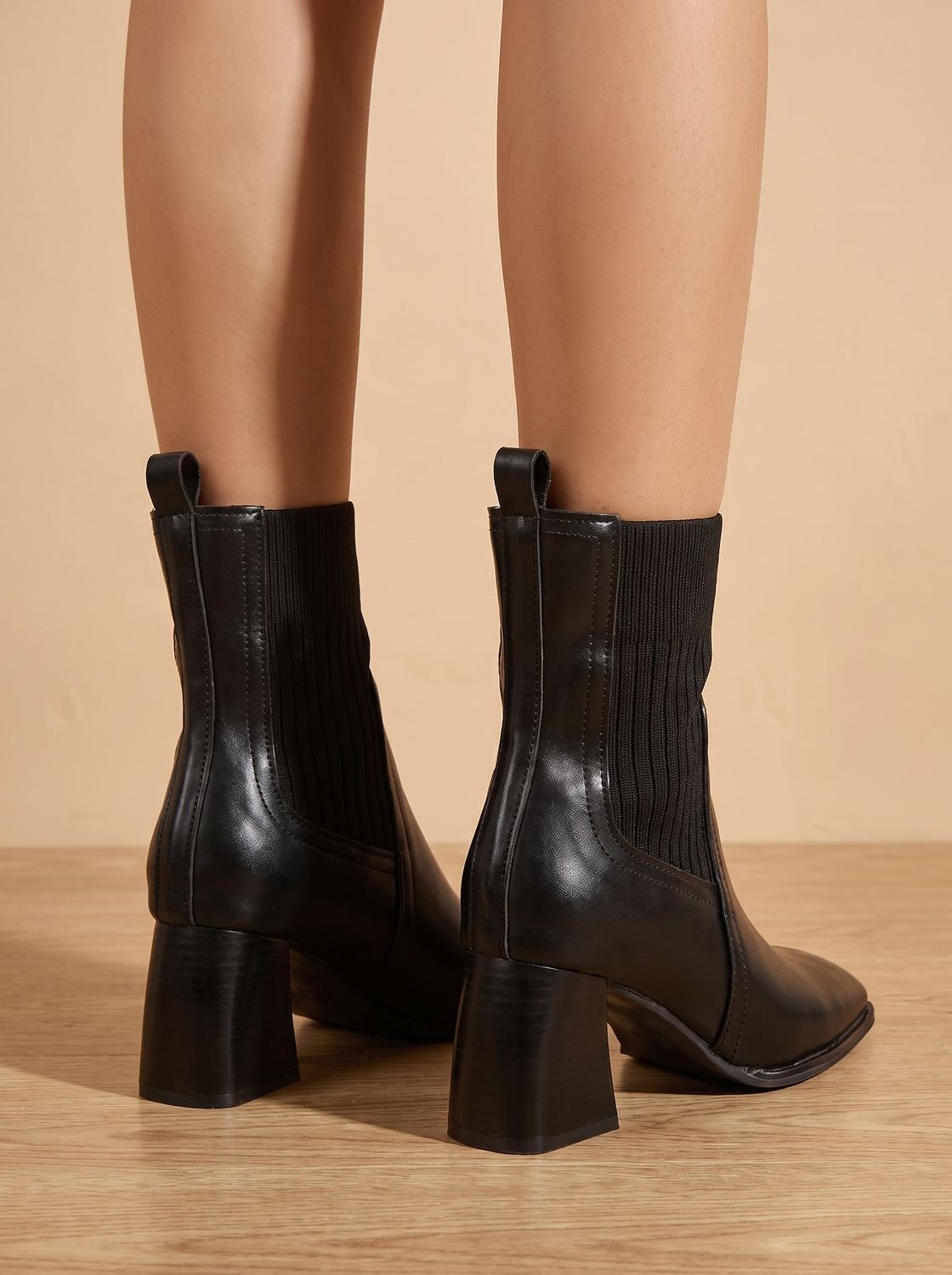 Botines de tacón de bloque combinados con look casual de vaqueros
