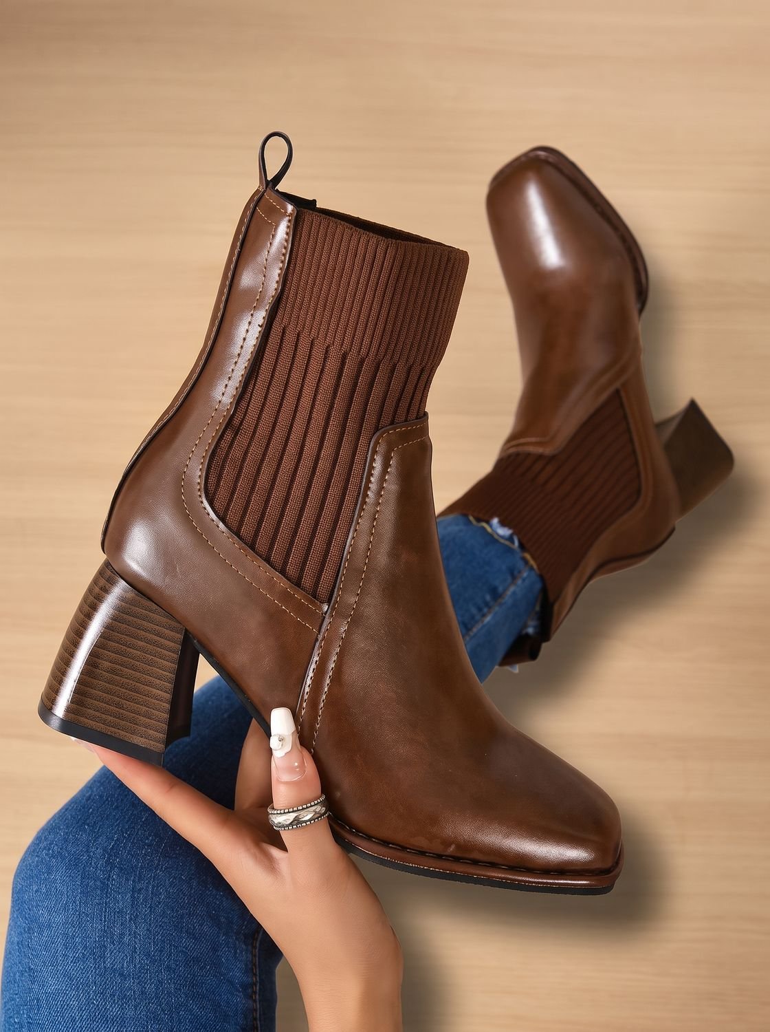 Botines tobilleros combinados con falda para look de oficina