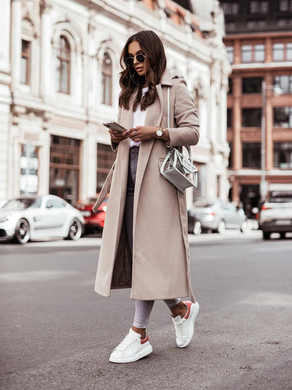 Abrigo de mezcla de lana para mujer combinado en un look de invierno