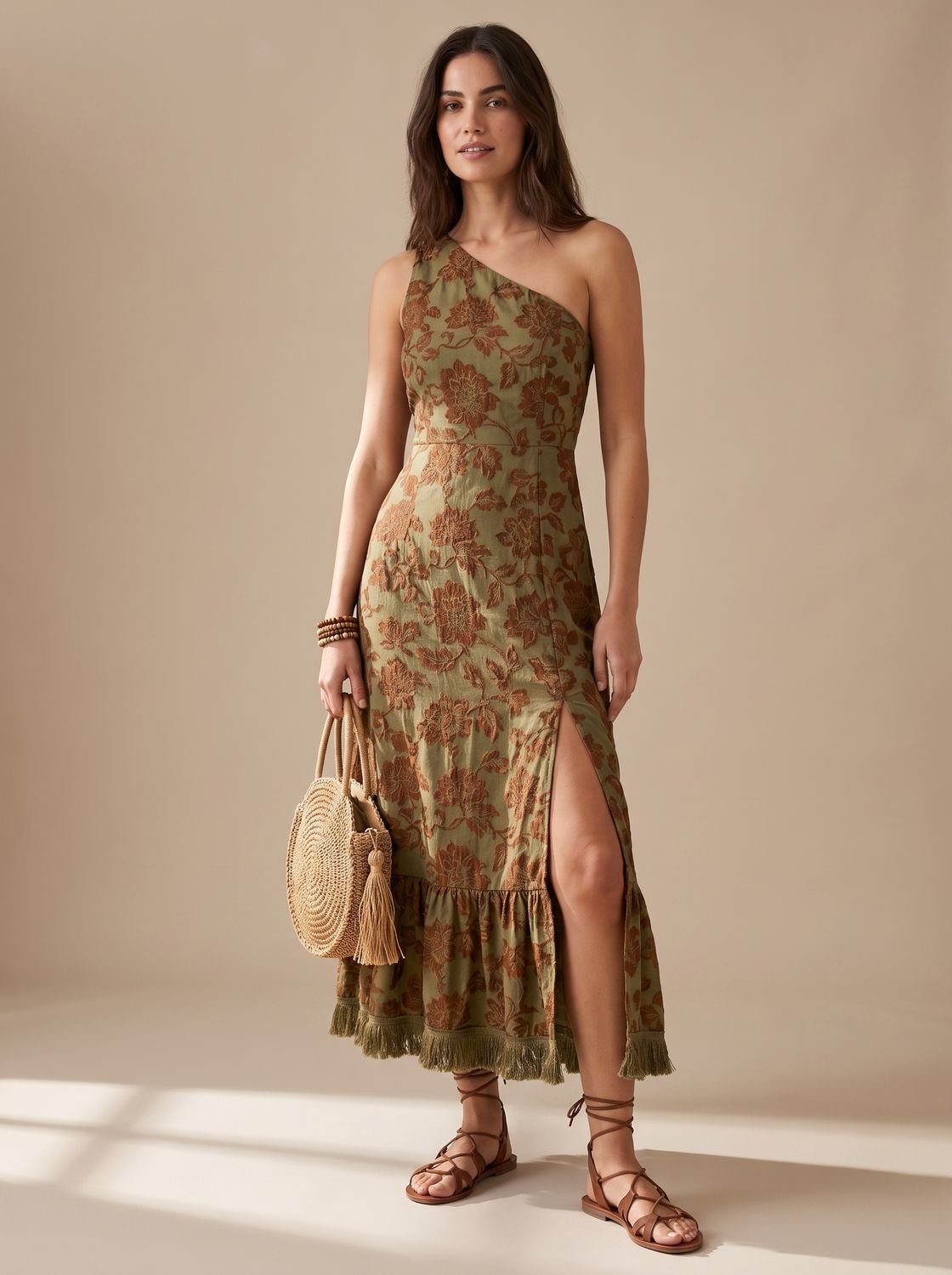 Mujer con vestido largo boho de un hombro con estampado floral en tonos tierra