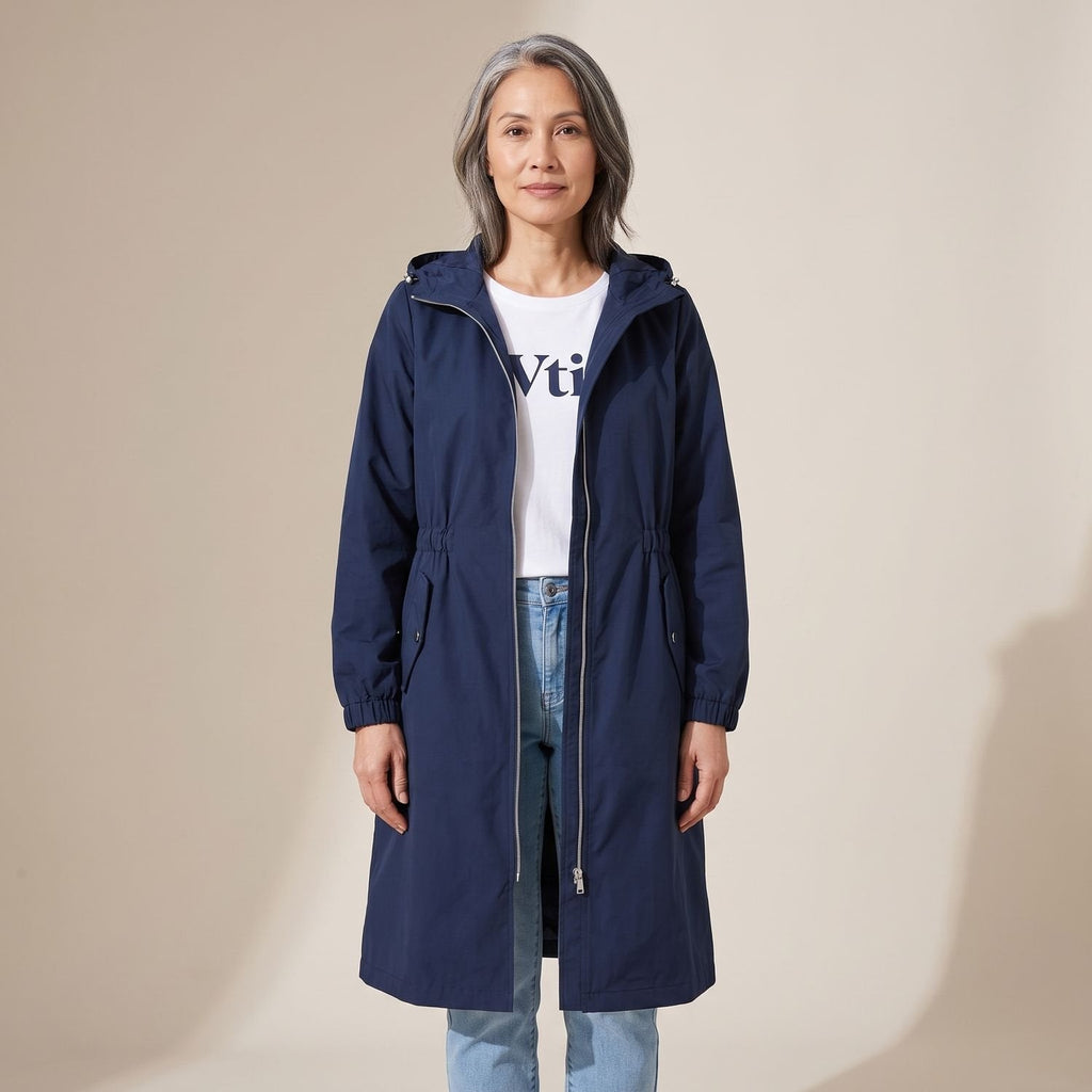Mujer luciendo el trenchcoat largo Annika en un día de otoño