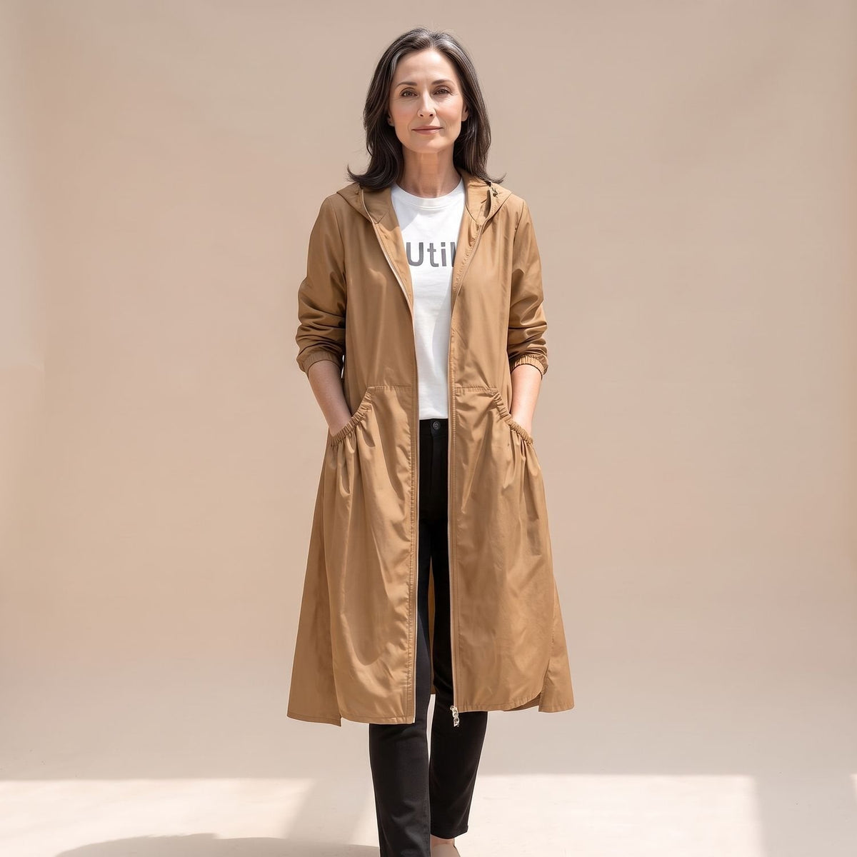 Trenchcoat Annika combinado con pantalón y botines para un look casual