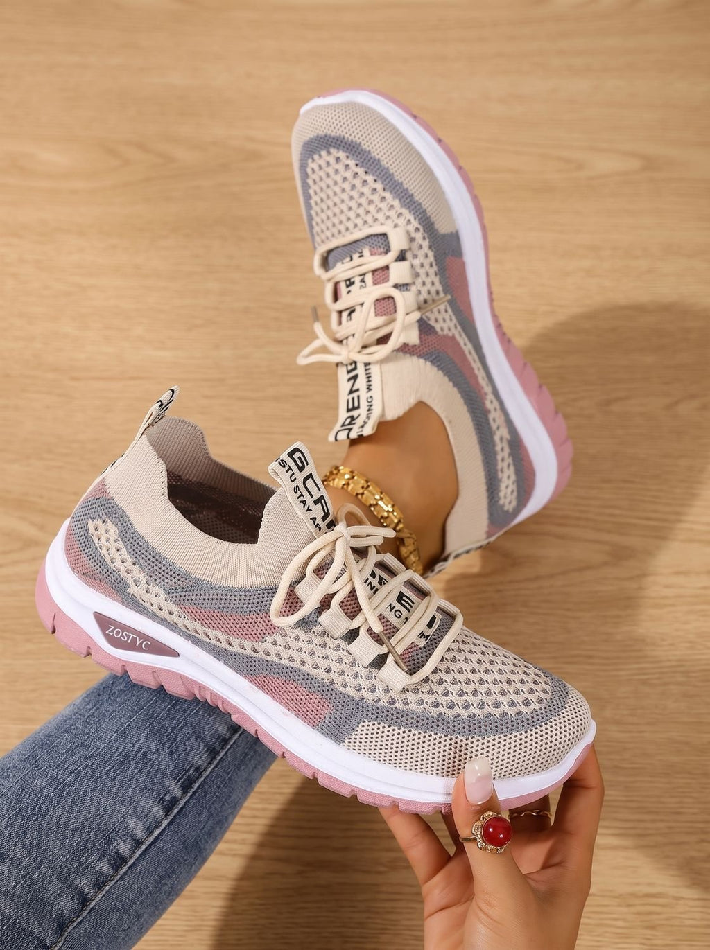 Detalle de la suela acolchada de las zapatillas ortopédicas Aroa