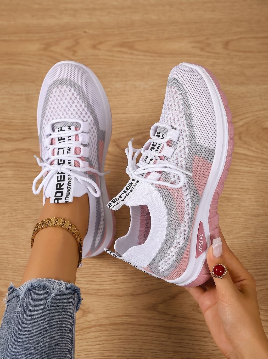 Mujer caminando con las zapatillas ortopédicas Aroa