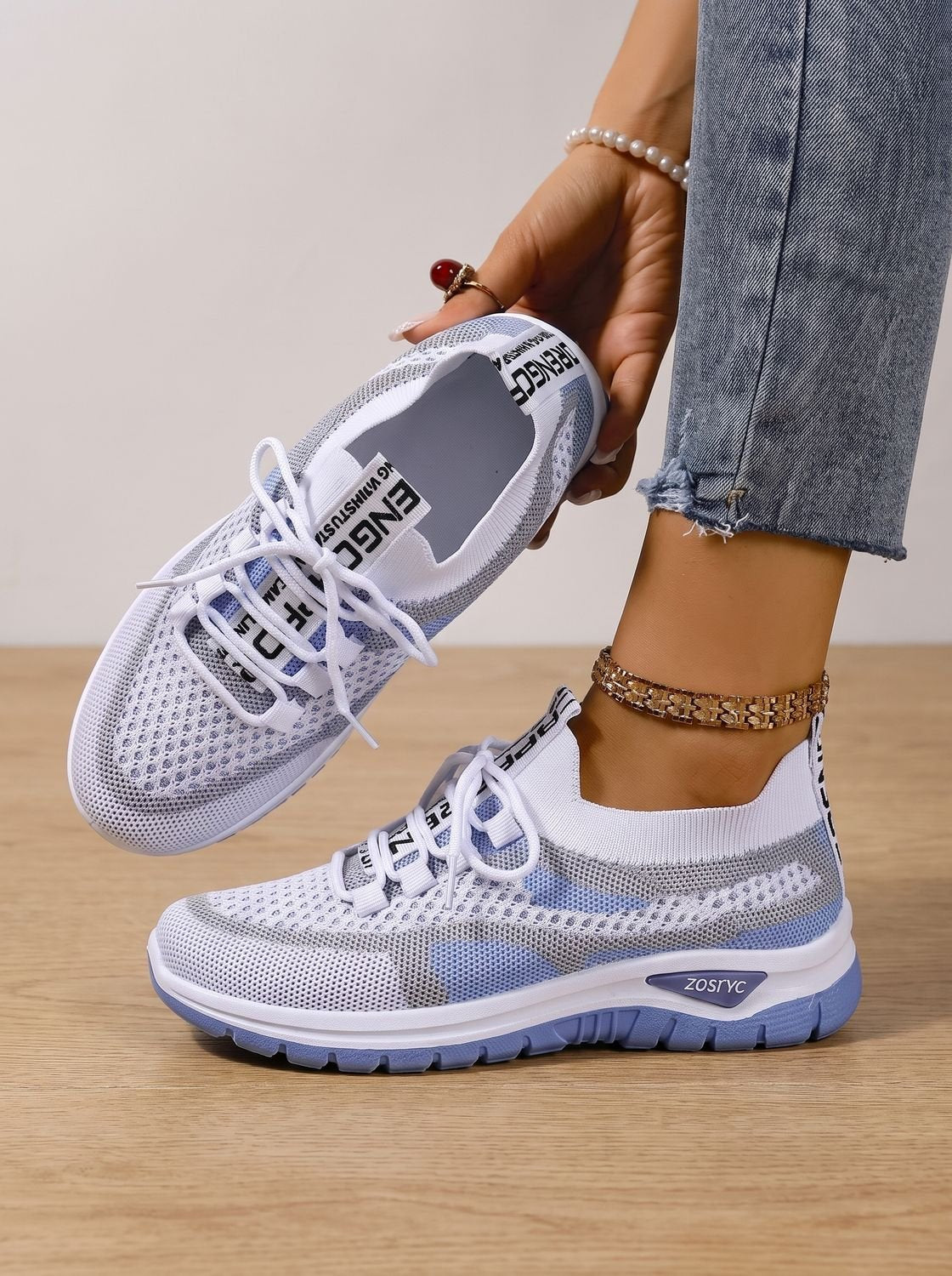 Zapatillas Aroa combinadas con vaqueros para look casual