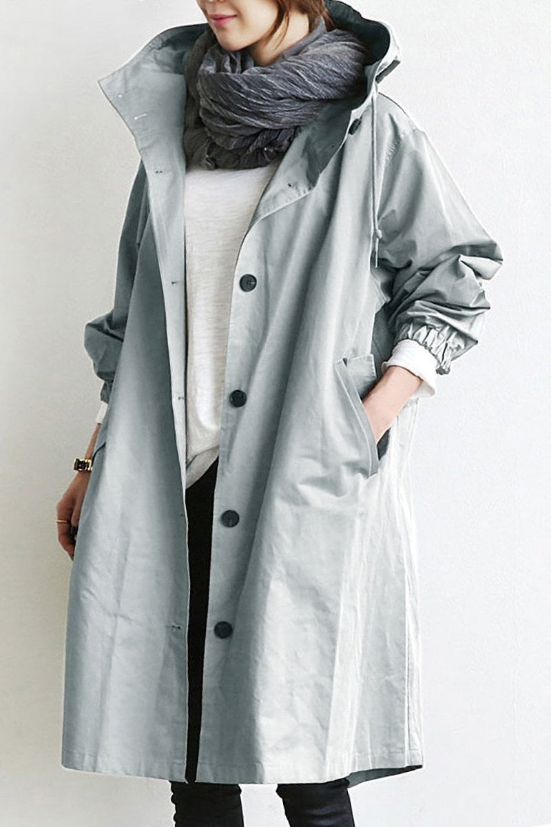 Mujer con trench impermeable con capucha, gabardina entallada de color beige