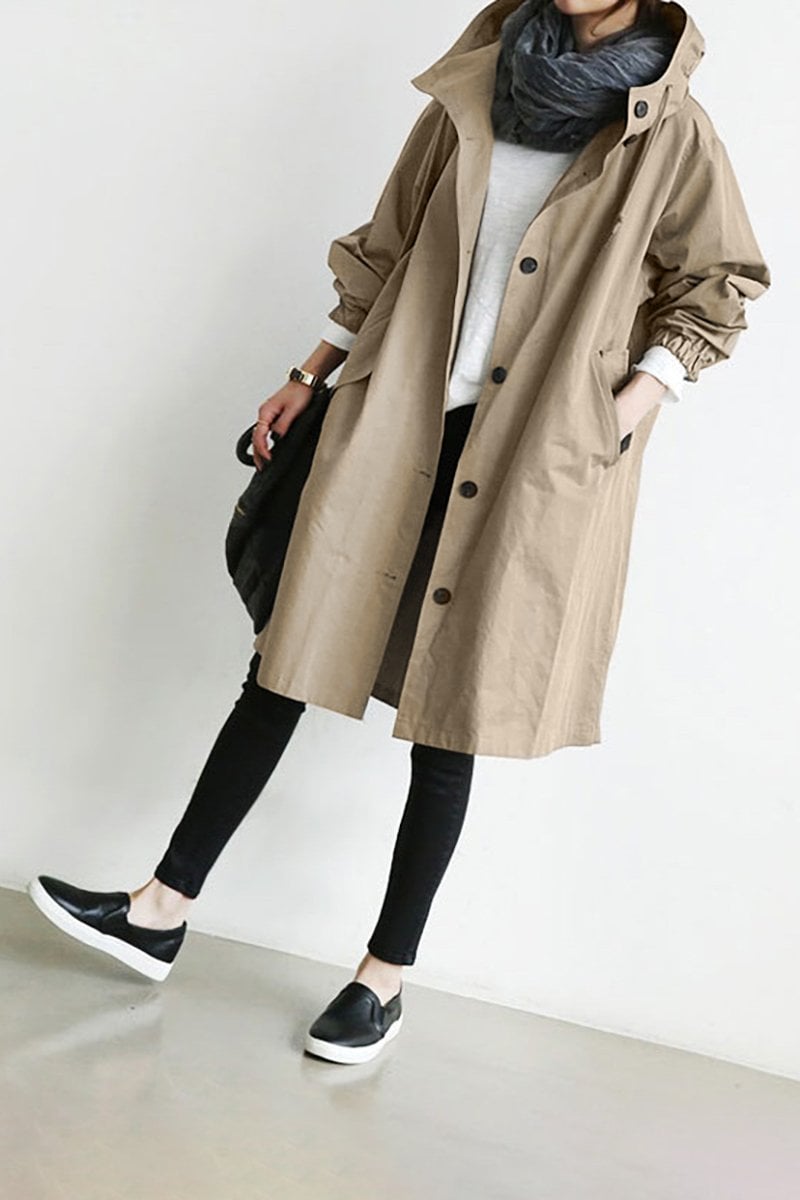 Trench con capucha combinado con look casual para el día a día