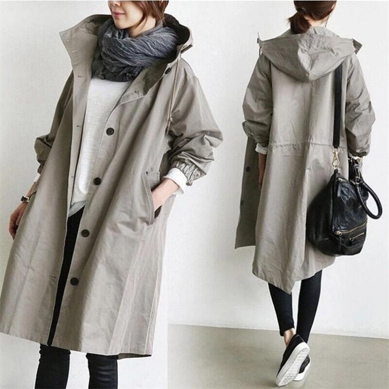 Mujer luciendo gabardina impermeable en un día lluvioso