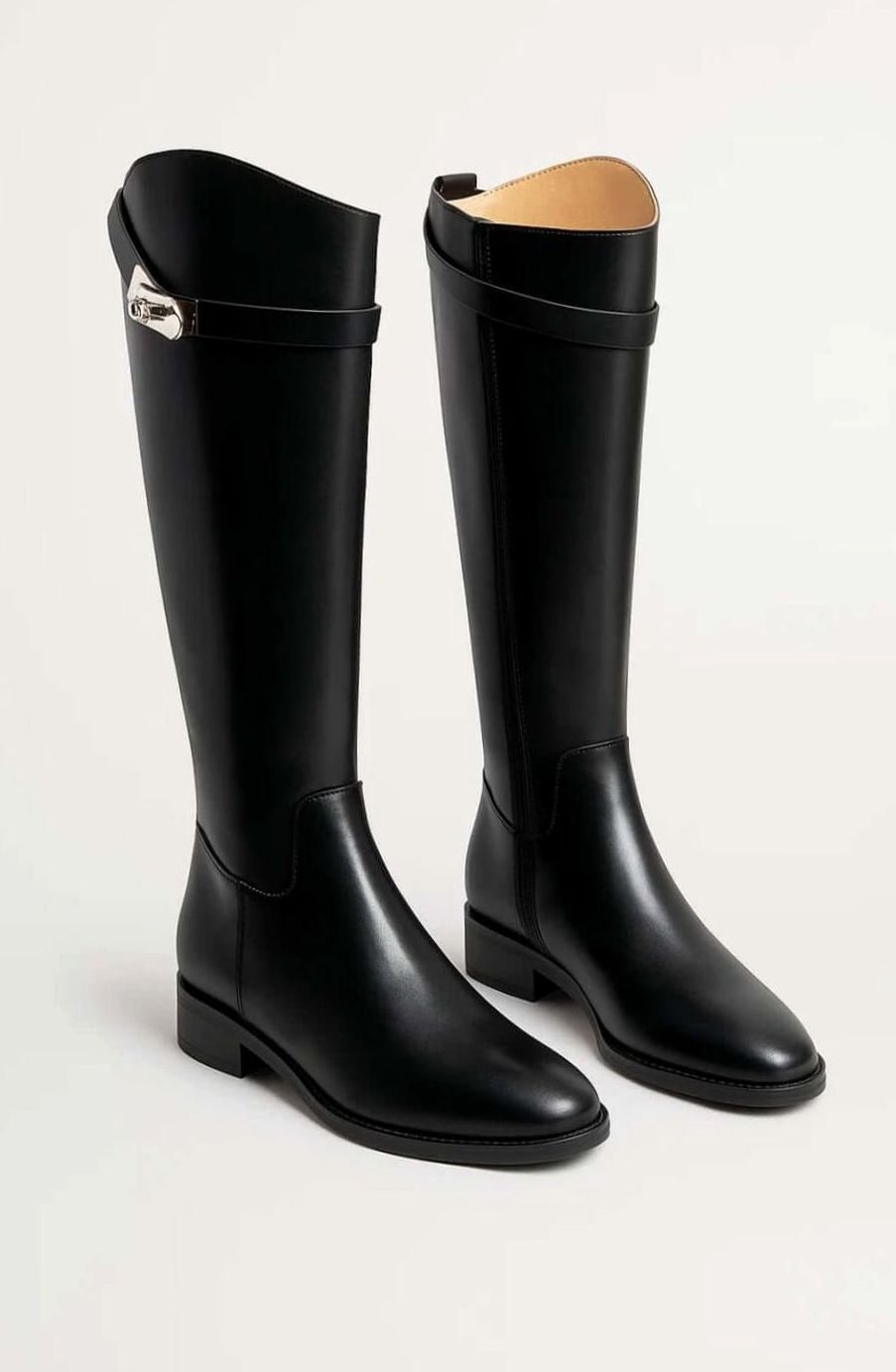 Botas altas de mujer en símil piel negro con hebilla plateada y tacón bajo
