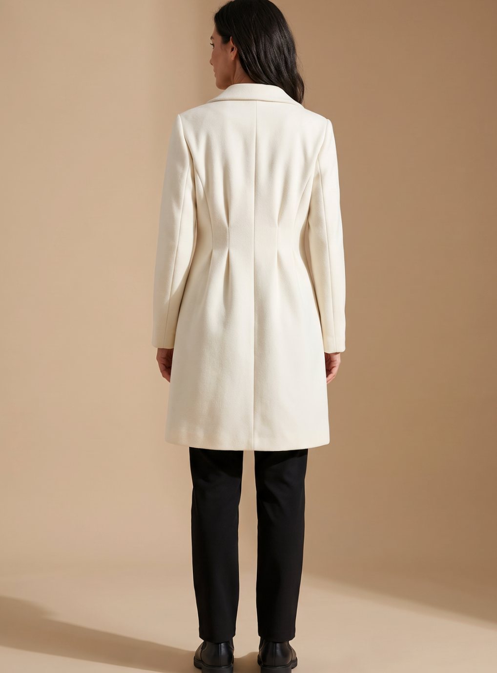 Mujer luciendo el abrigo cruzado beige combinado con look de oficina