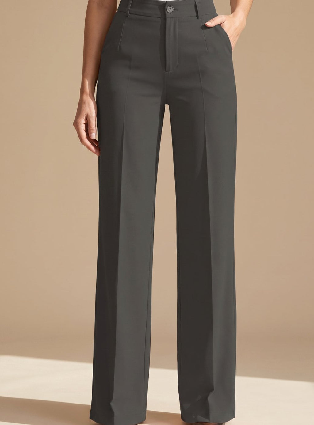 Pantalón de vestir ancho combinado con blusa para un look profesional