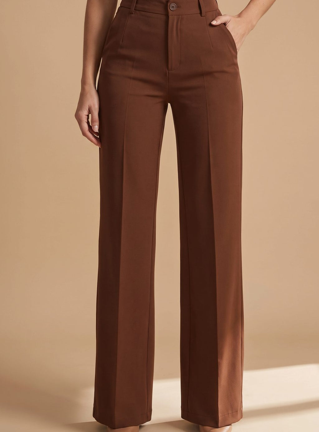 Detalle de la cintura alta y el tejido liso del pantalón de vestir