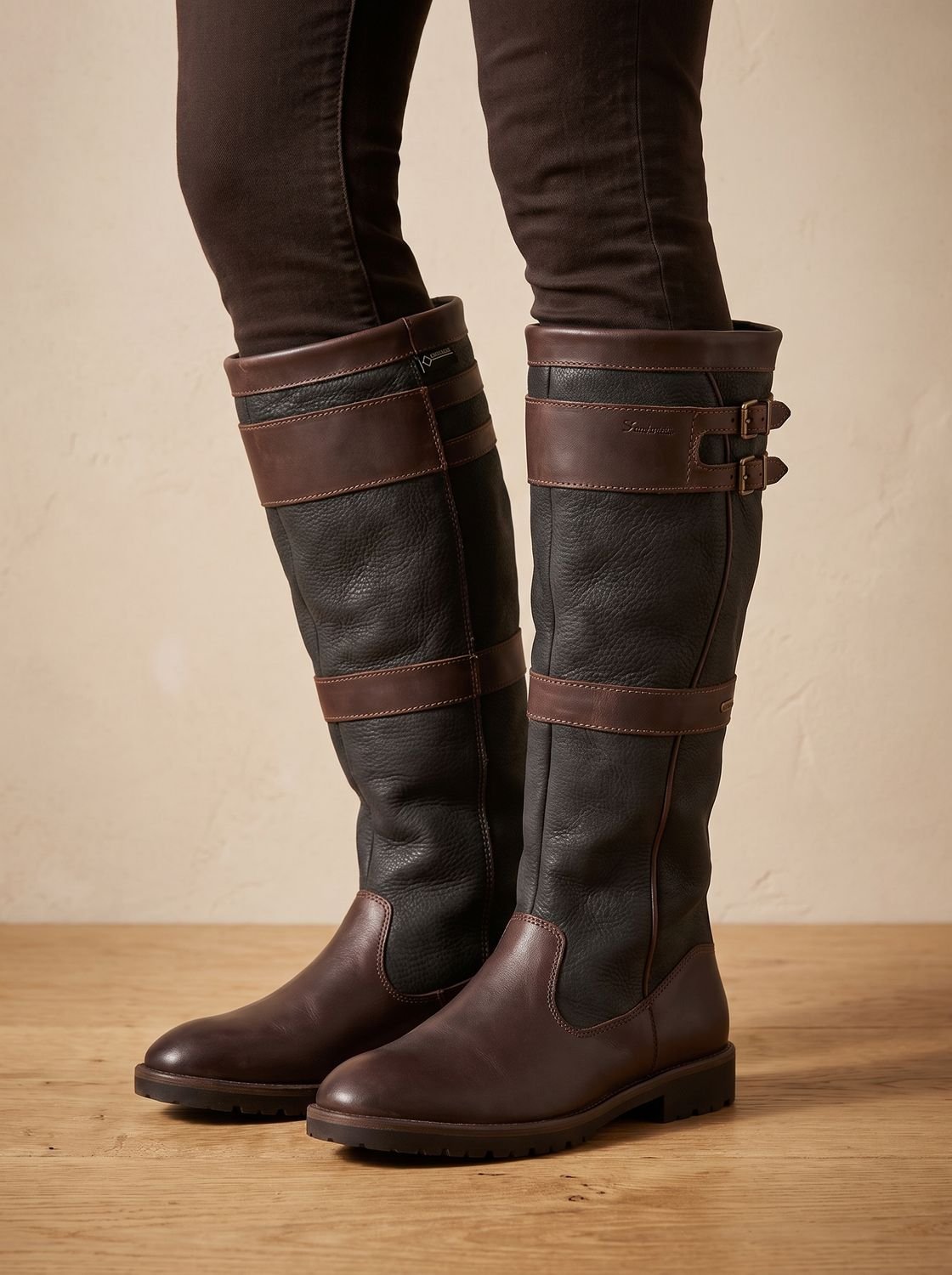 Botas altas impermeables Aveline para mujer en color coffee con doble hebilla en el tobillo