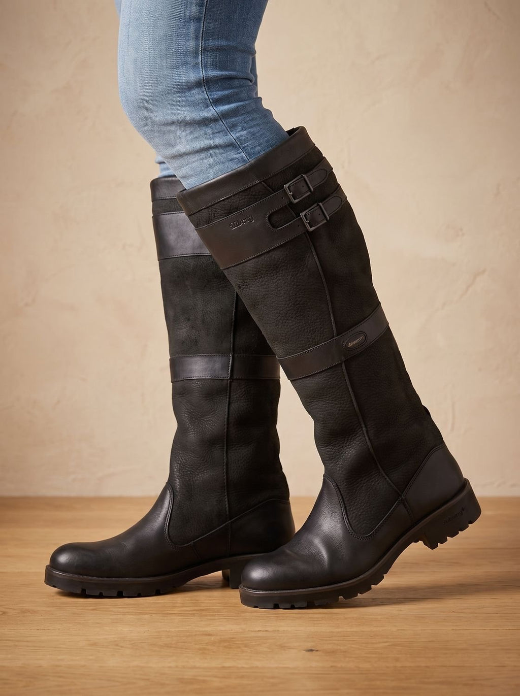 Detalle de la hebilla doble ajustable en botas de agua altas Aveline para mujer