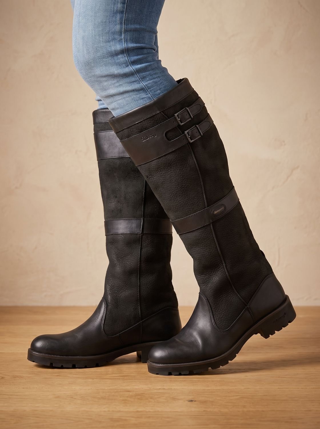 Detalle de la hebilla doble ajustable en botas de agua altas Aveline para mujer