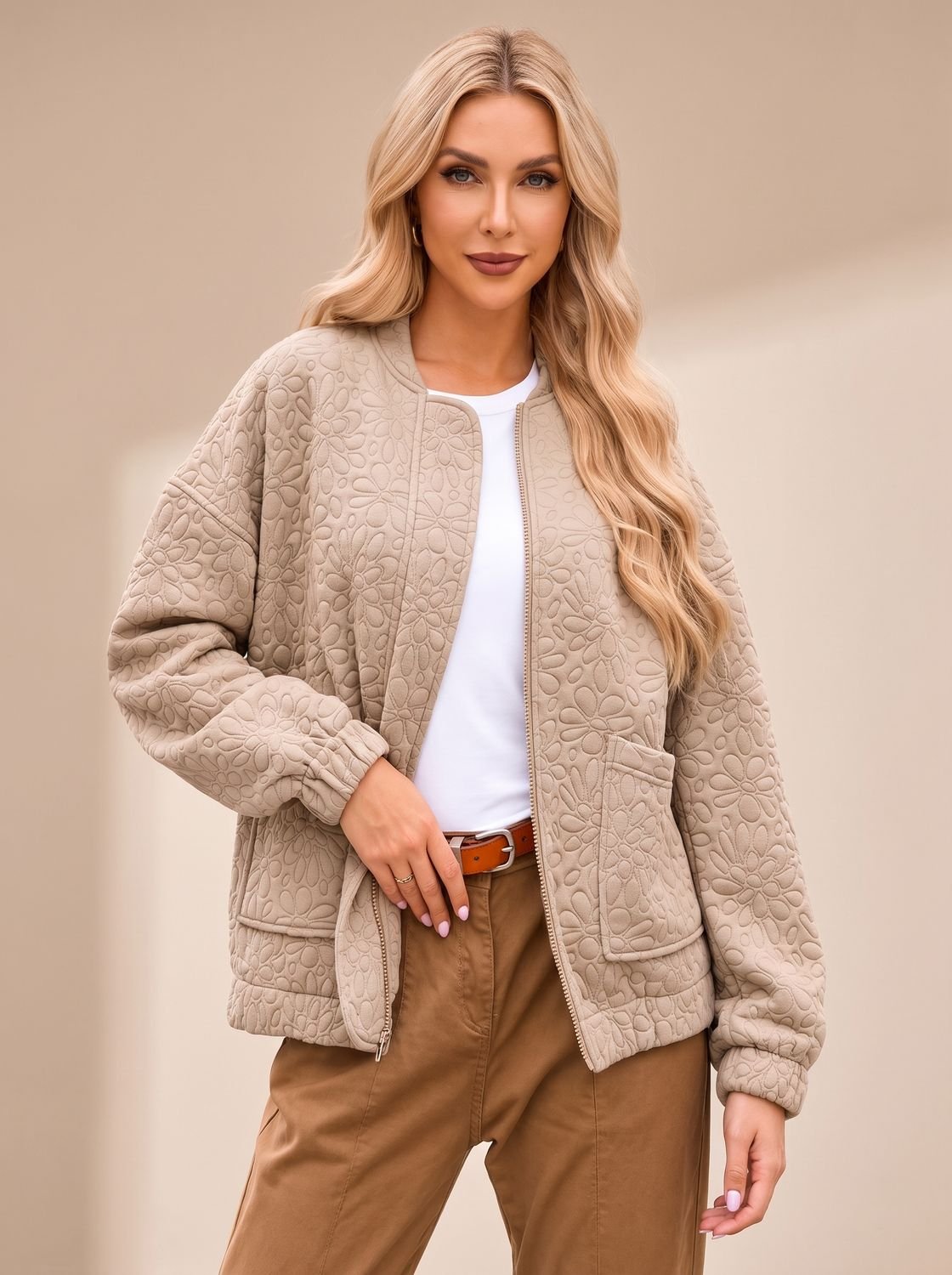 Cazadora bomber acolchada beige de mujer con cremallera frontal y bolsillos
